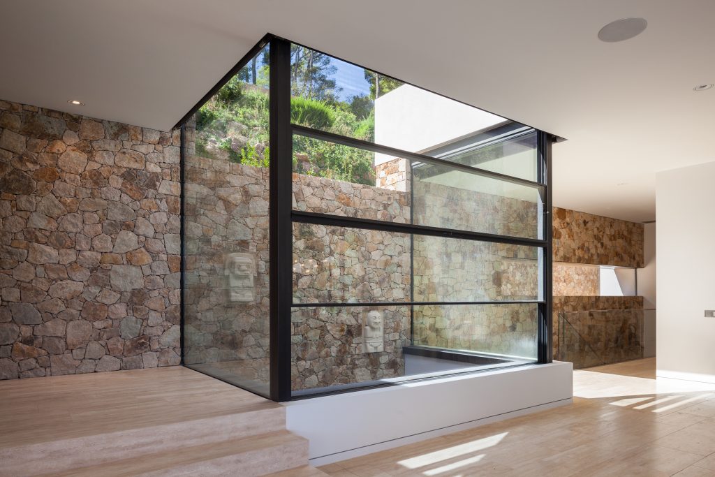 In this Arkavis project, our customers opted for natural materials - such as wood and stone - and loads of natural light